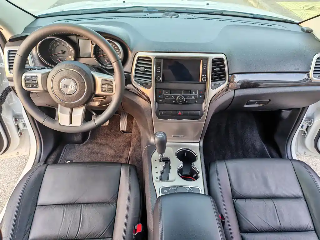 Jeep Grand Cherokee 2013 — фото 9