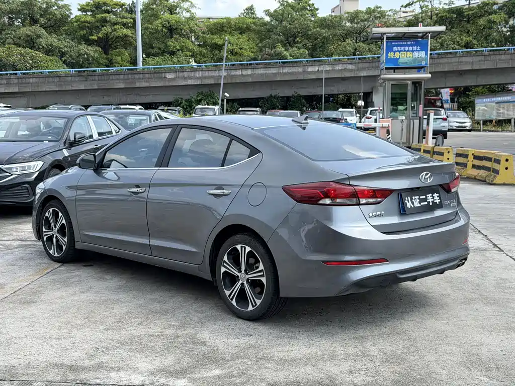 Hyundai Elantra 2018 — фото 13