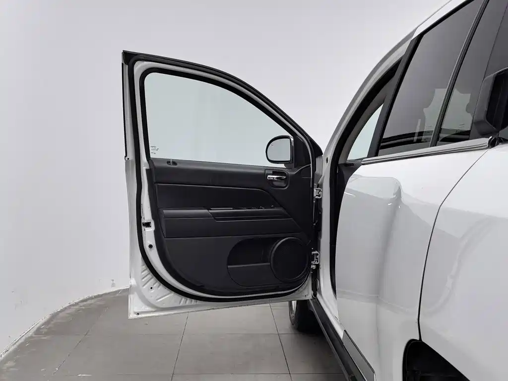 Jeep Compass 2013 — фото 8