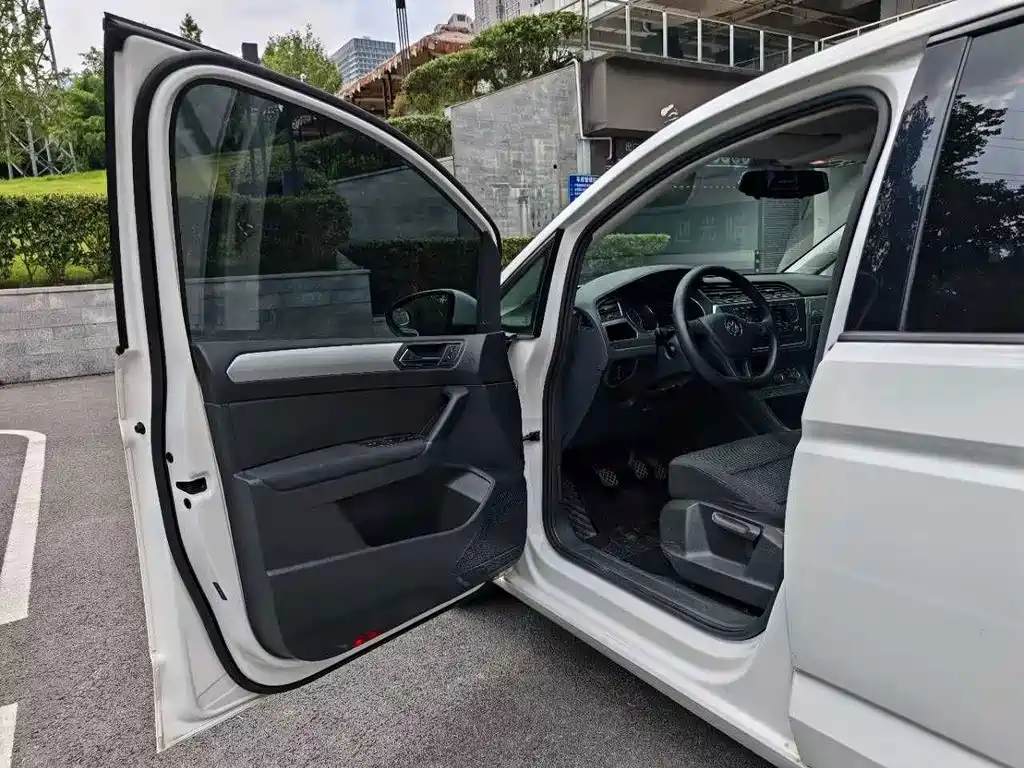 Volkswagen Touran 2017 — фото 28