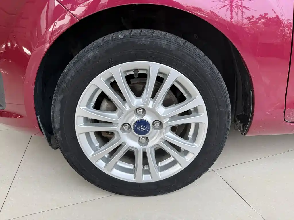 Ford Fiesta 2014 — фото 16