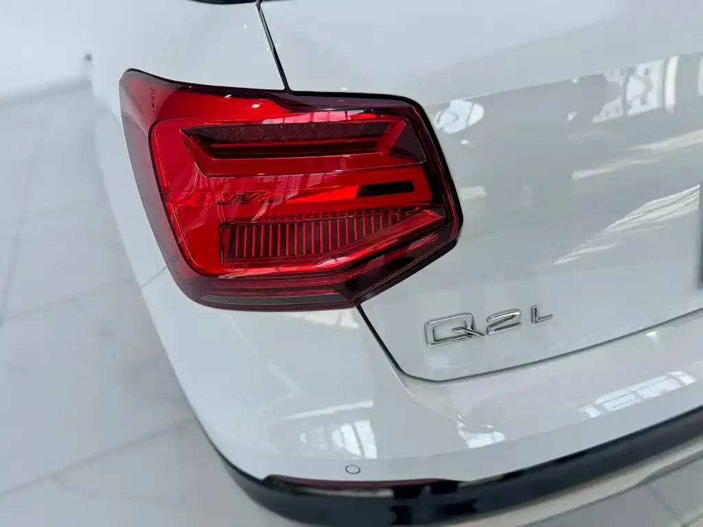 Audi Q2L 2021 — фото 15