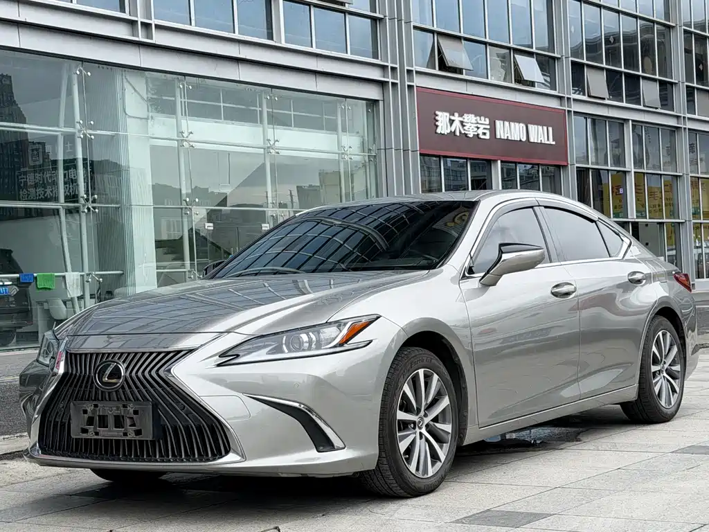 Lexus ES 2019 — фото 1