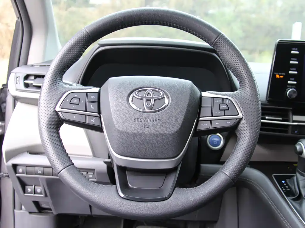 Toyota Sienna 2022 — фото 23