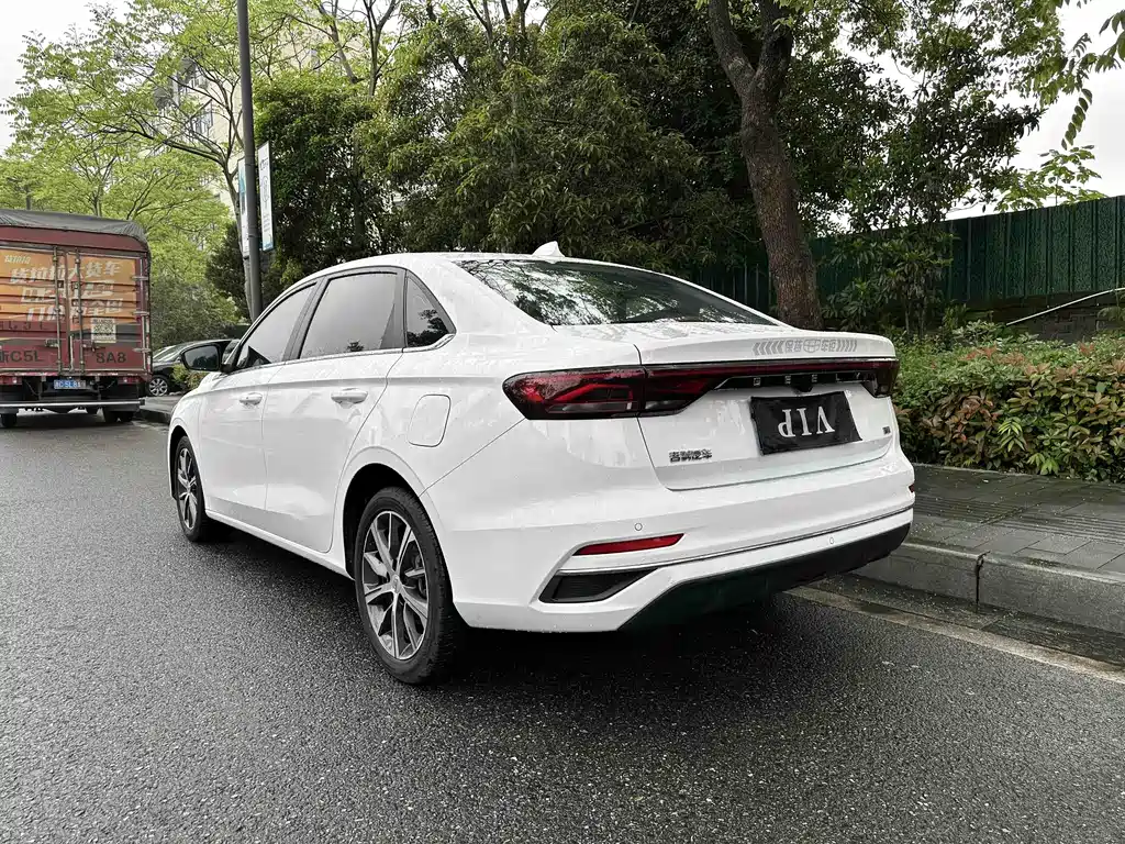 Geely Emgrand 2021 — фото 13