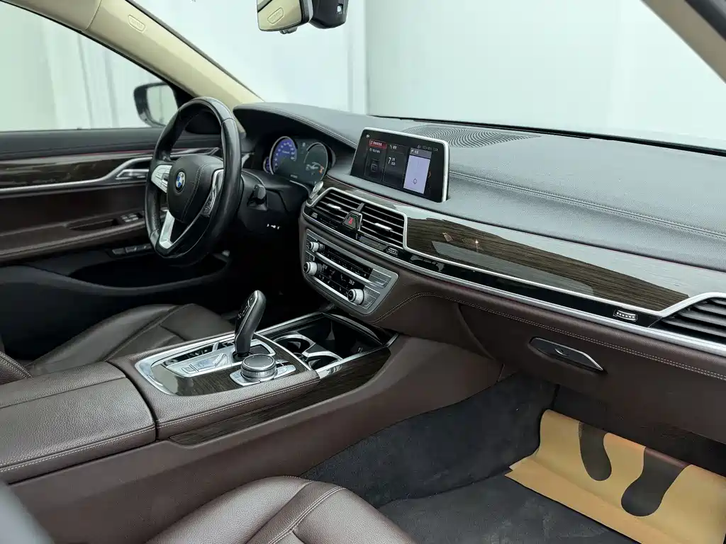 BMW 7 Series 2018 — фото 13