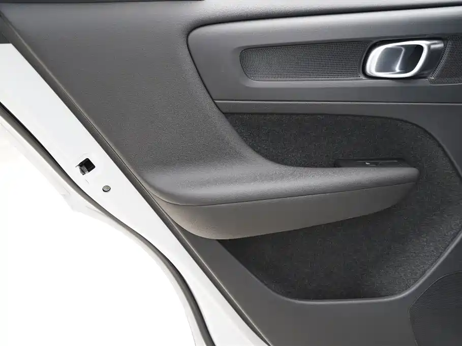 Volvo XC40 2024 — фото 13