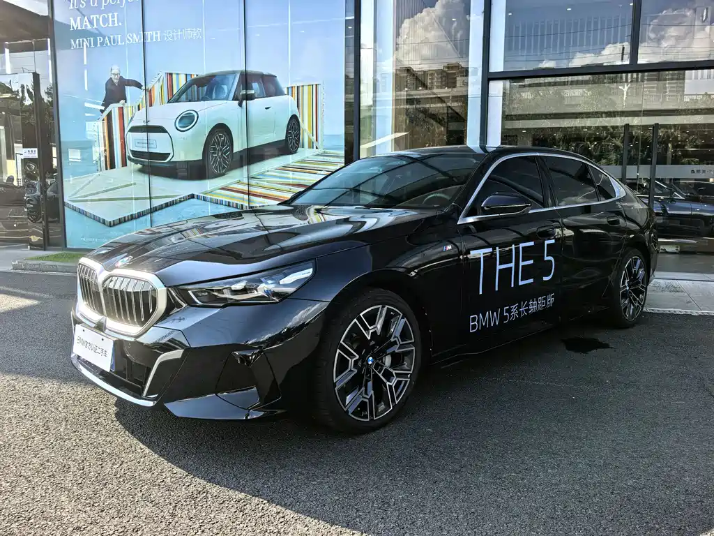 BMW 5 Series 2025 — фото 1