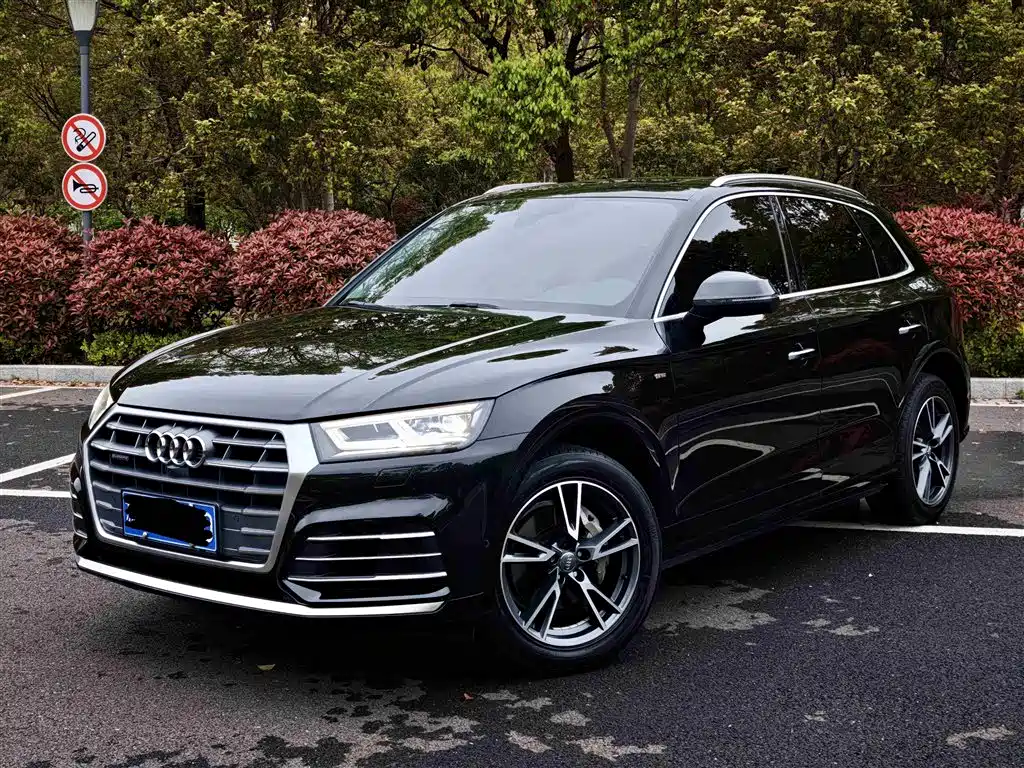 Audi Q5L 2020 — фото 1