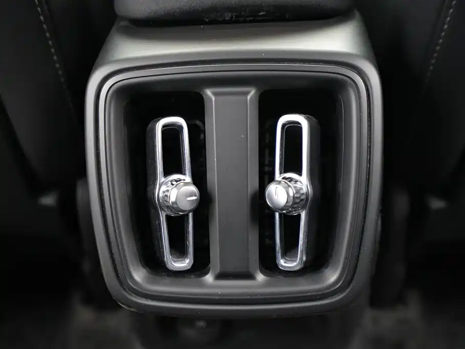 Volvo XC40 2024 — фото 14