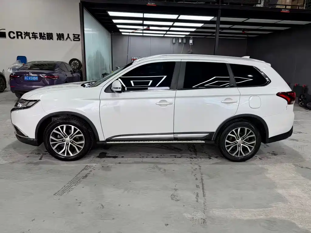Mitsubishi Outlander 2018 — фото 6