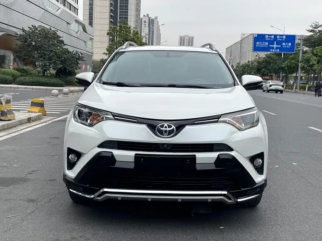 Toyota RAV4 2018 — фото 2