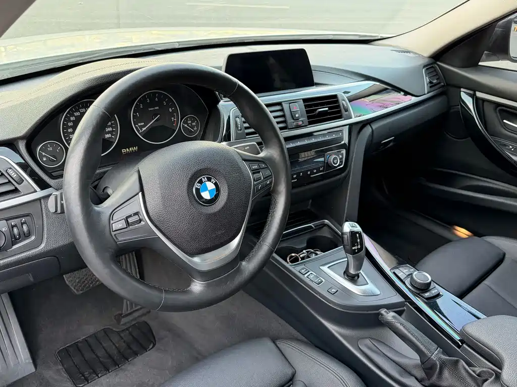 BMW 3 Series 2018 — фото 3