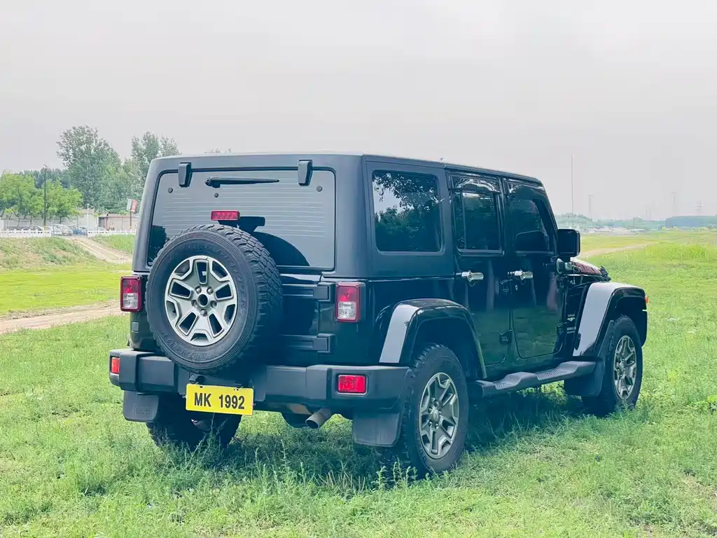 Jeep Wrangler 2011 — фото 10