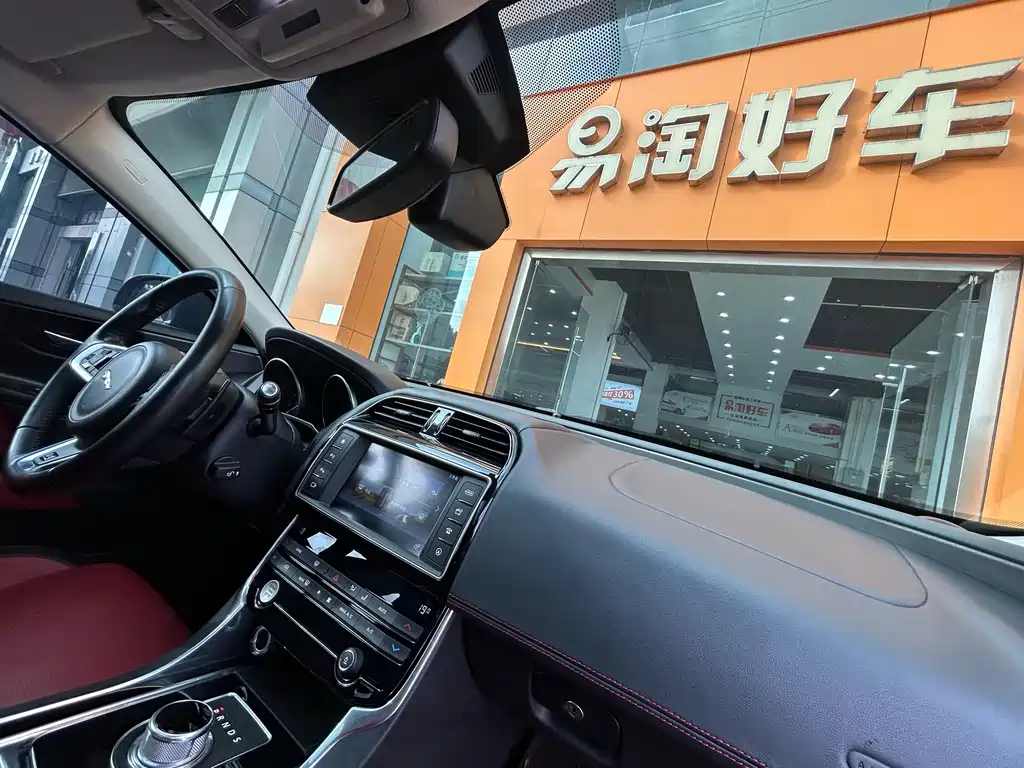 Jaguar XE 2016 — фото 29