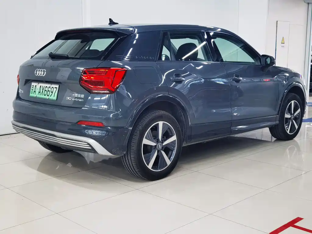Audi Q2L e-tron 2021 — фото 4