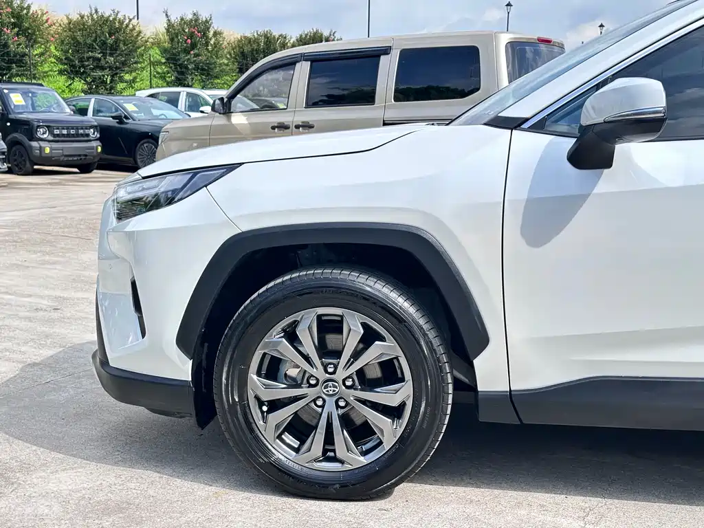 Toyota RAV4 2023 — фото 14