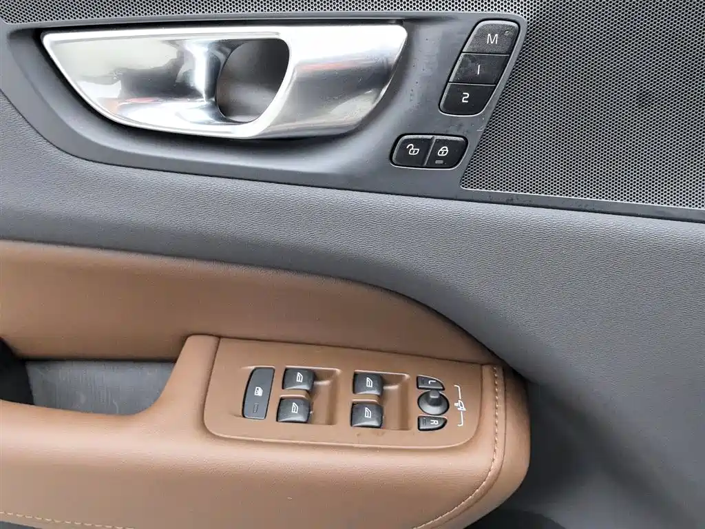 Volvo XC60 2025 — фото 9
