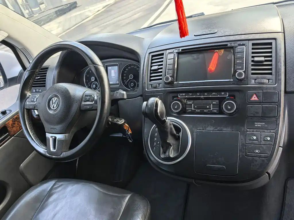 Volkswagen Multivan 2017 — фото 14