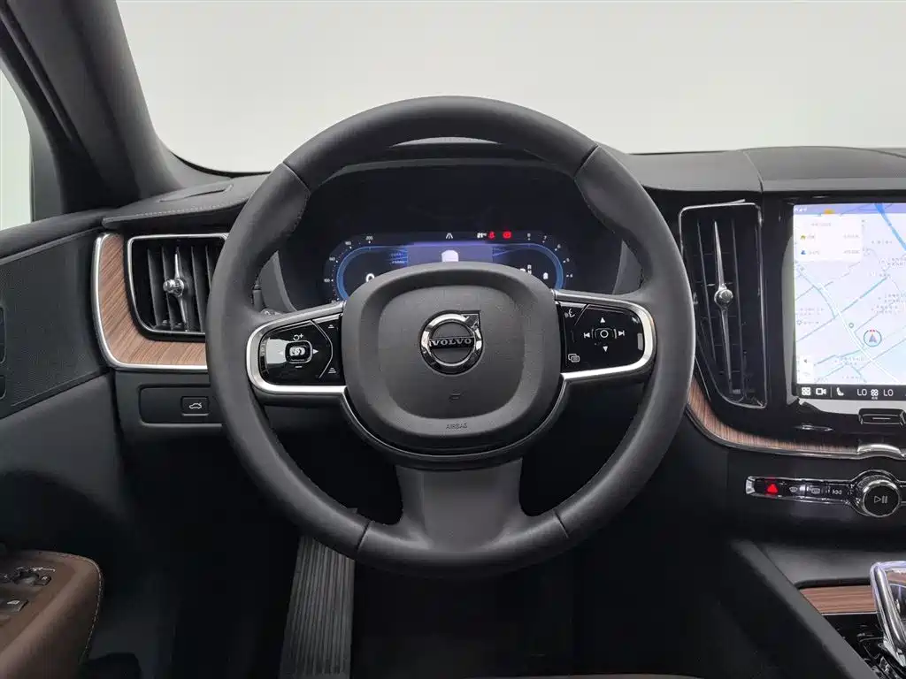 Volvo XC60 2025 — фото 11
