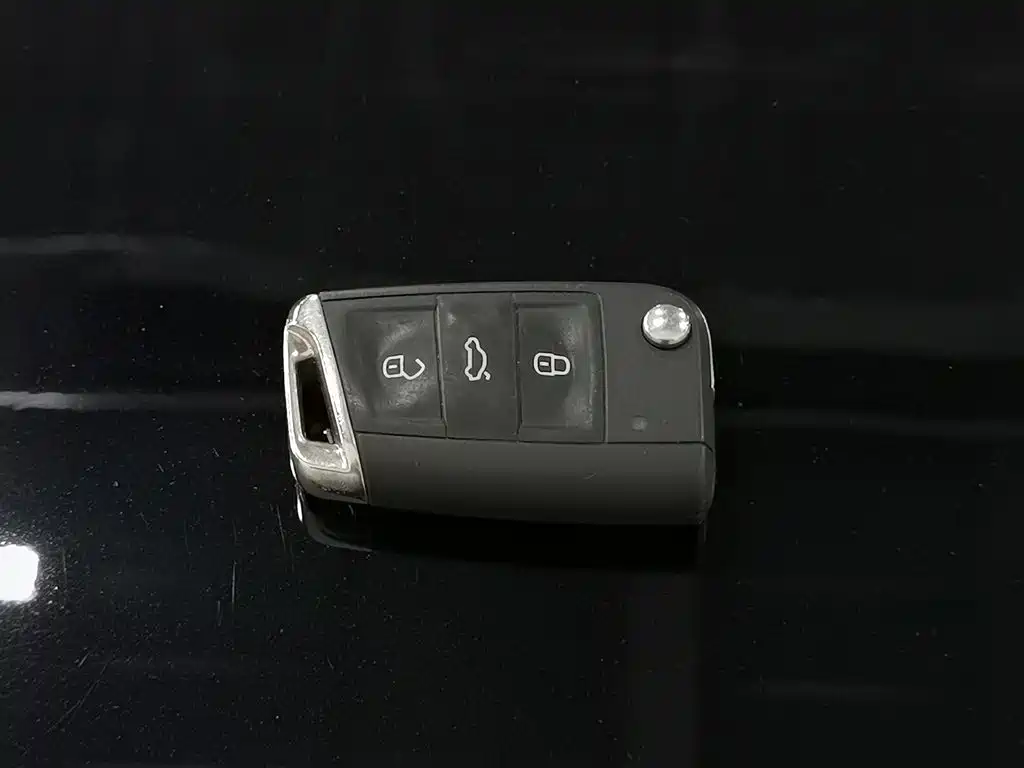 Volkswagen Tiguan L Plug-In Hybrid 2023 — фото 19