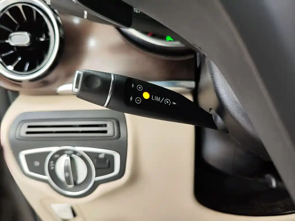 Mercedes-Benz V-Class 2023 — фото 18