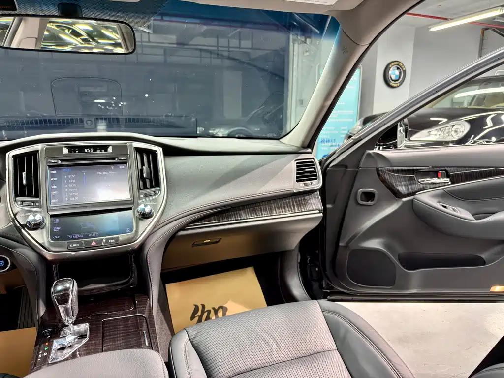 Toyota Crown 2016 — фото 17