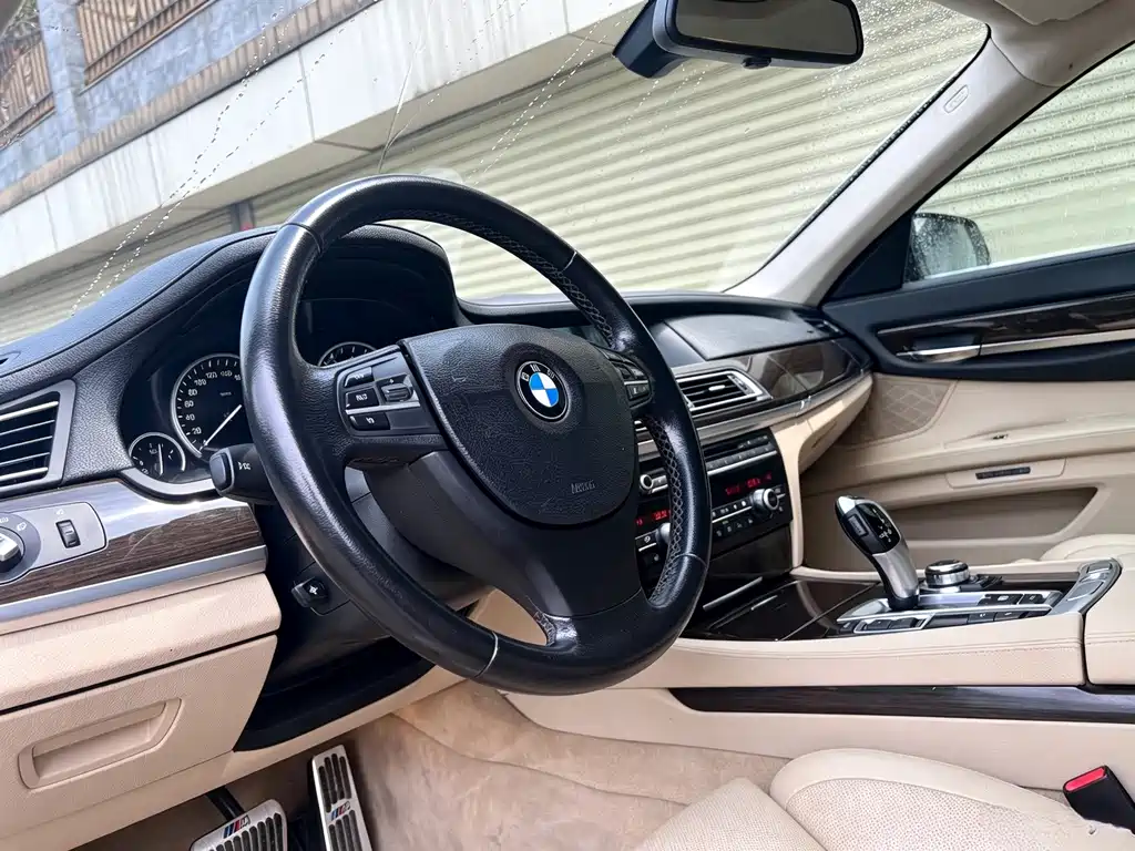 BMW 7 Series 2012 — фото 10