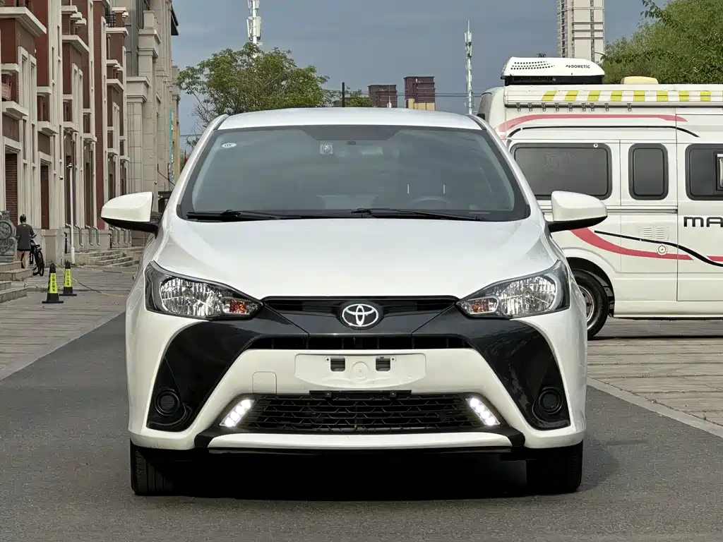 Toyota Yaris L 2022 — фото 2