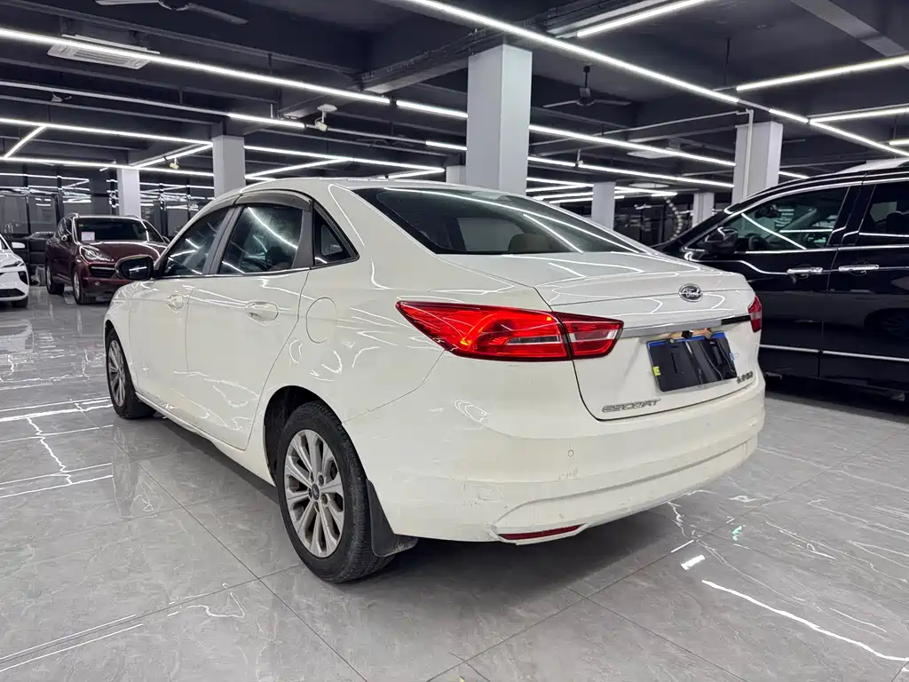 Ford Escort 2015 — фото 15