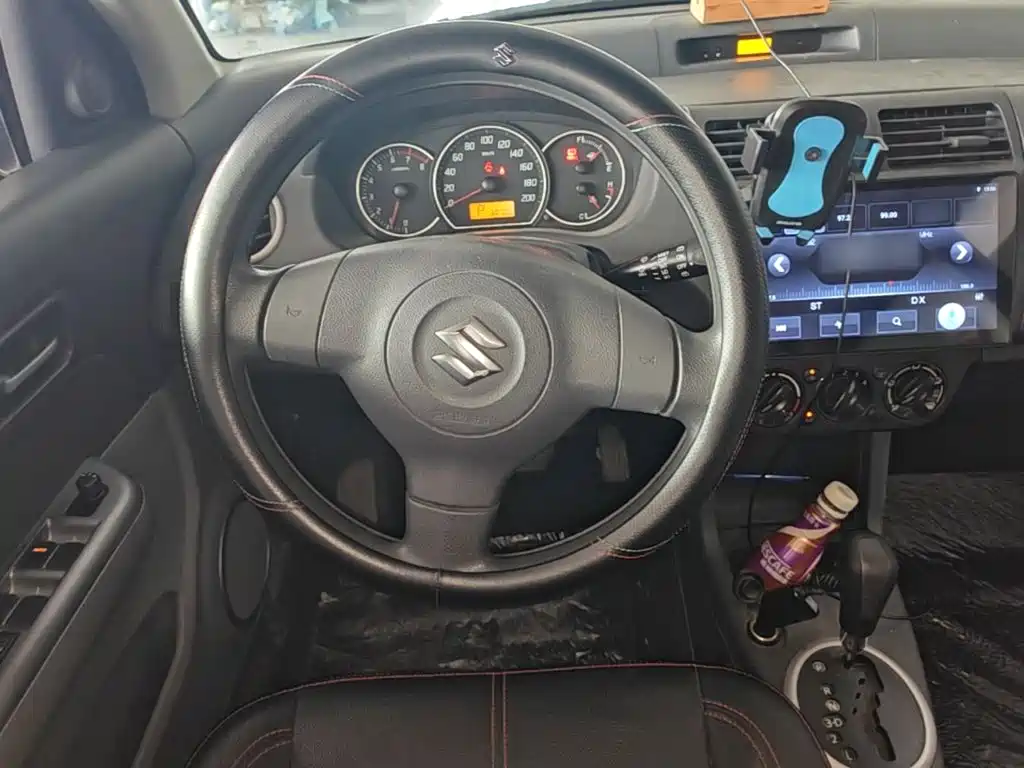 Suzuki Swift 2015 — фото 11