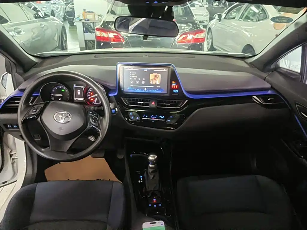 Toyota C-HR 2019 — фото 10