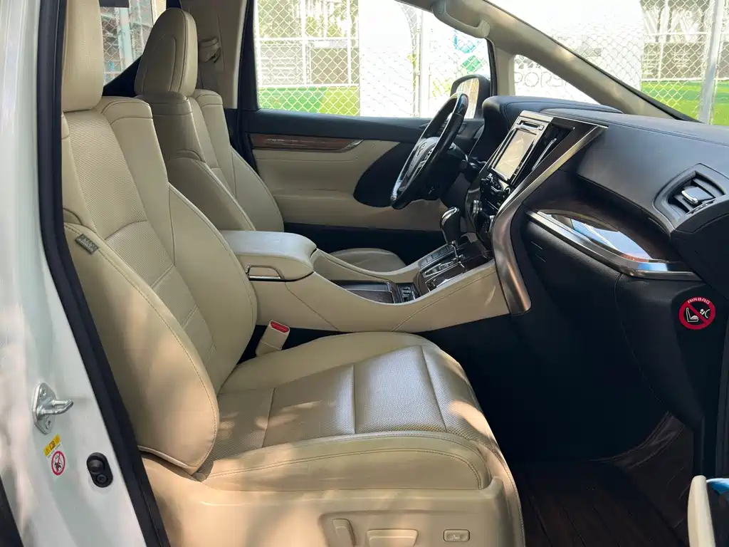 Toyota Alphard 2017 — фото 13