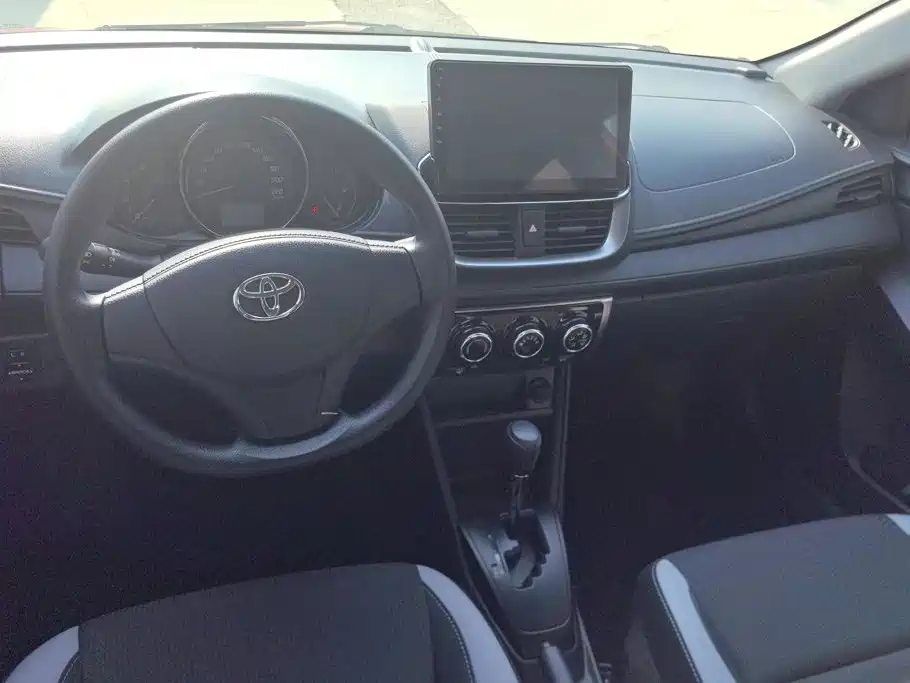 Toyota Yaris L 2021 — фото 12