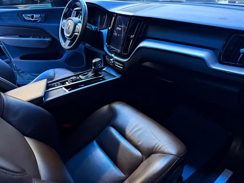 Volvo XC60 2020 — фото 16