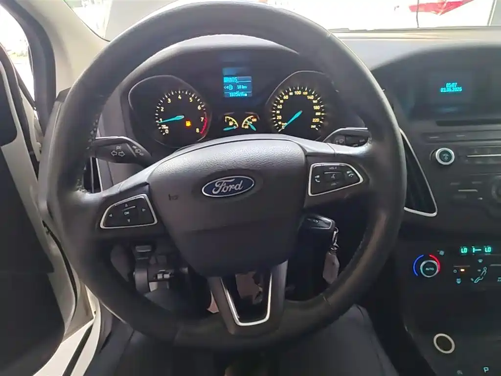 Ford Focus 2016 — фото 11