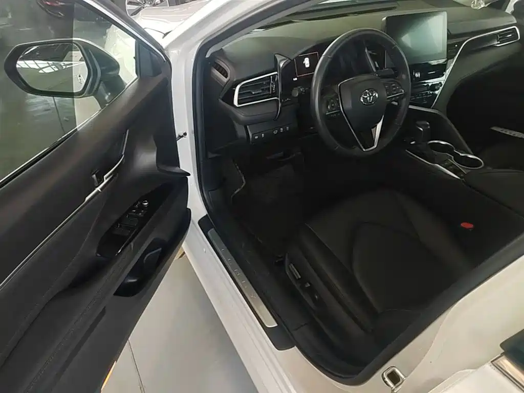 Toyota Camry 2022 — фото 12