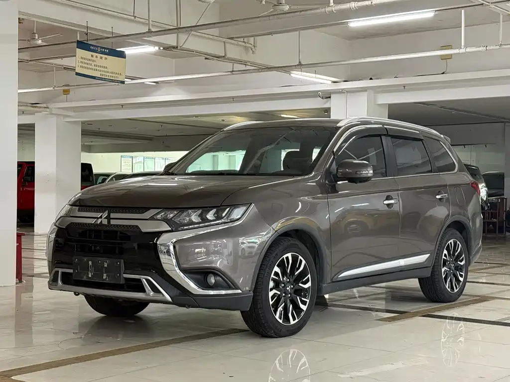 Mitsubishi Outlander 2019 — фото 1
