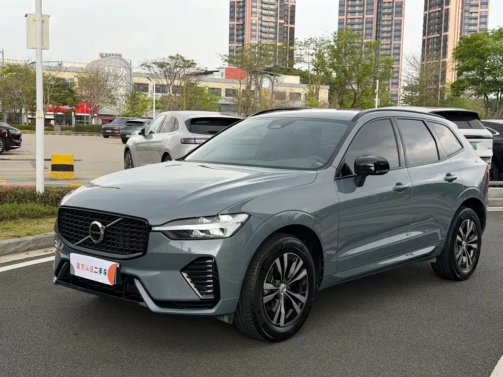 Volvo XC60 2022 — фото 1