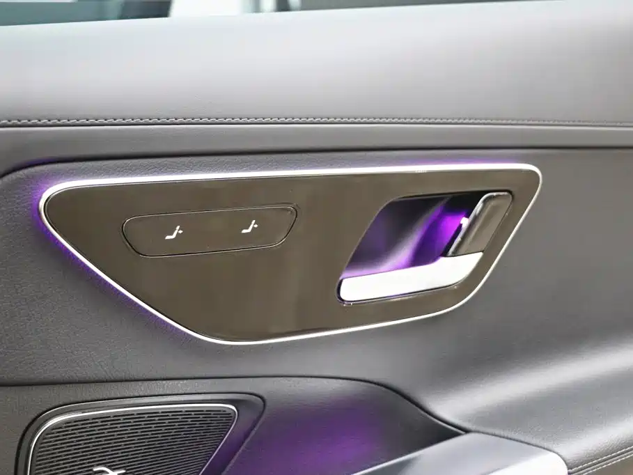Mercedes-Benz C-Class 2025 — фото 12