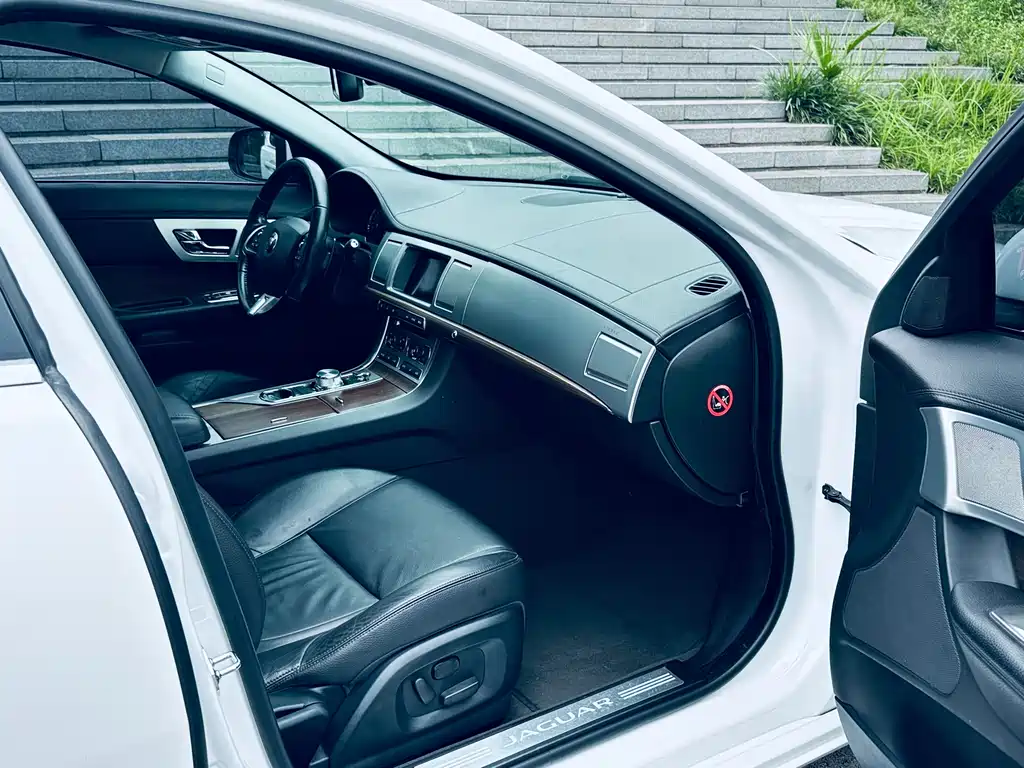 Jaguar XF 2015 — фото 12