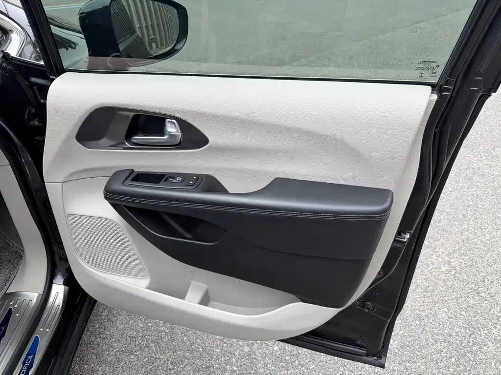 Chrysler Grand Voyager 2018 — фото 12