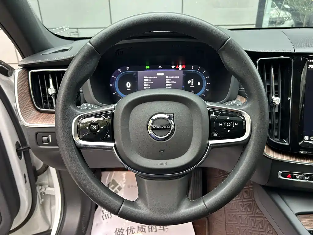 Volvo XC60 2022 — фото 11
