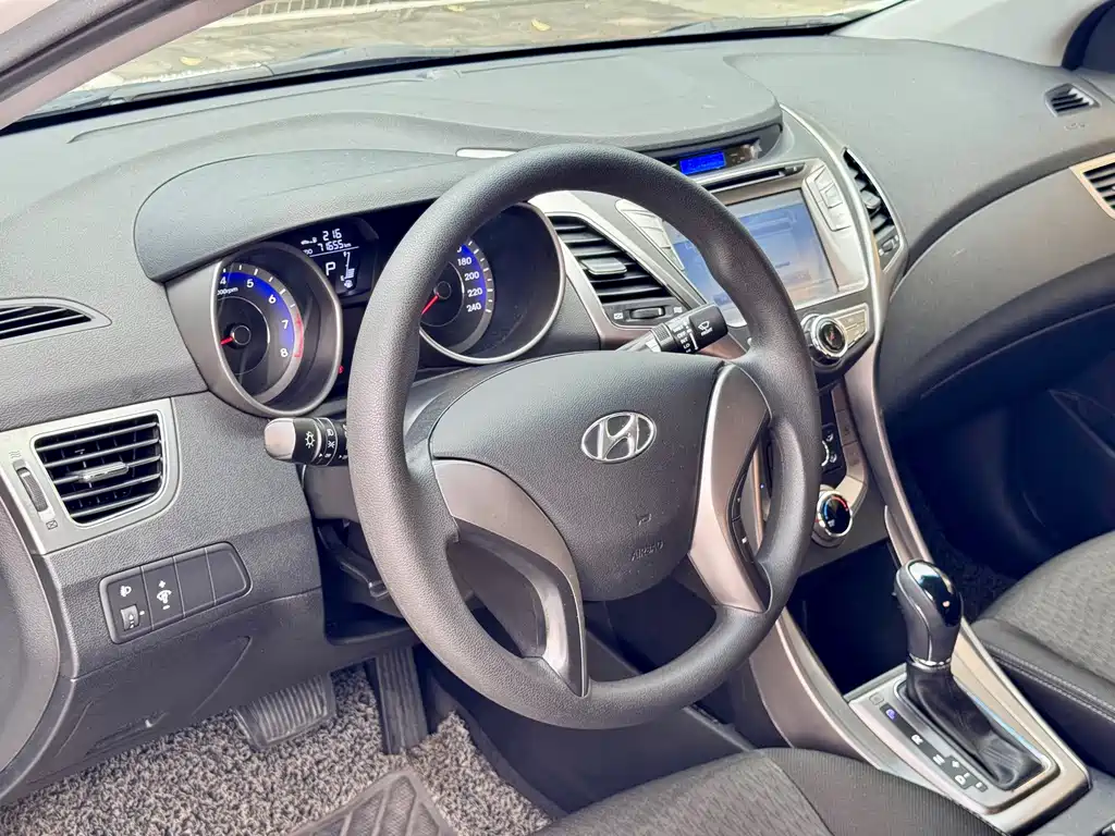 Hyundai Elantra 2014 — фото 11
