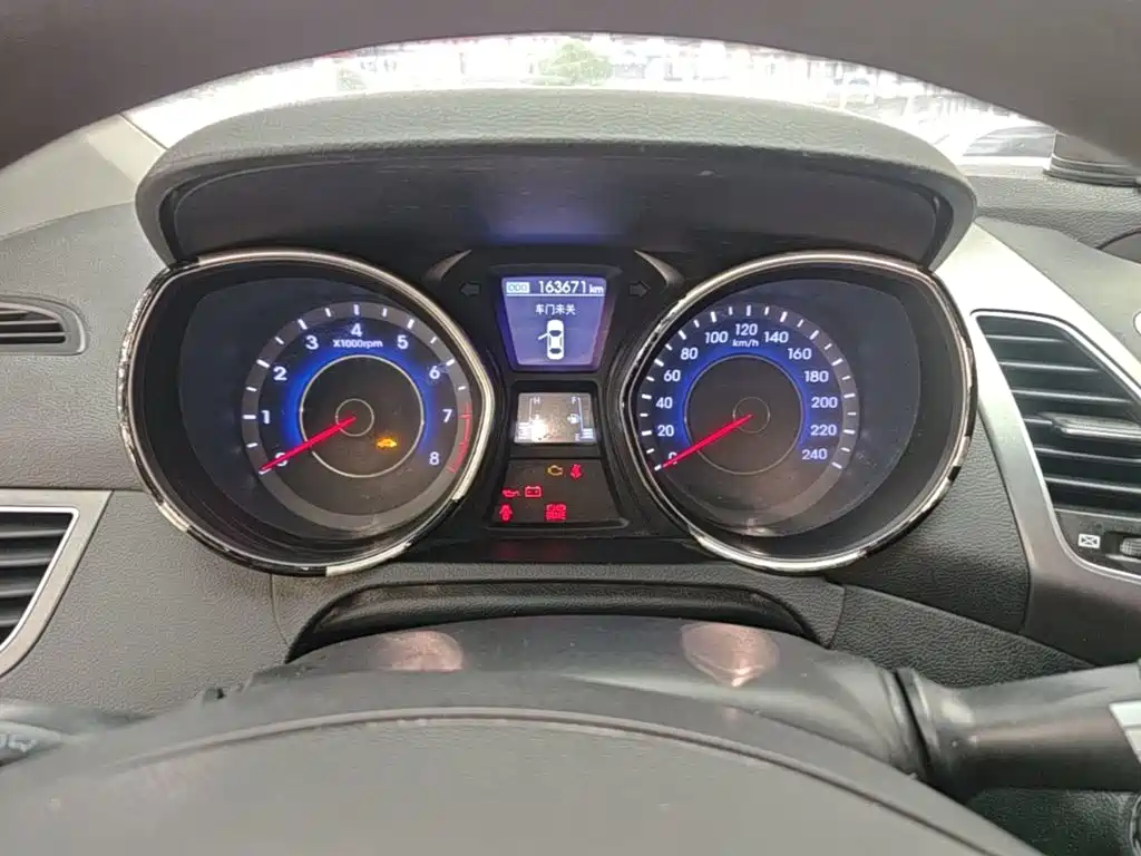 Hyundai Elantra Langdong 2015 — фото 12