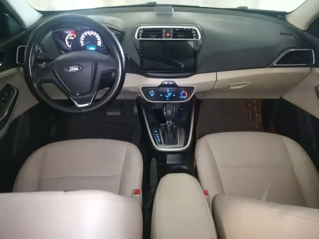 Ford Escort 2018 — фото 16