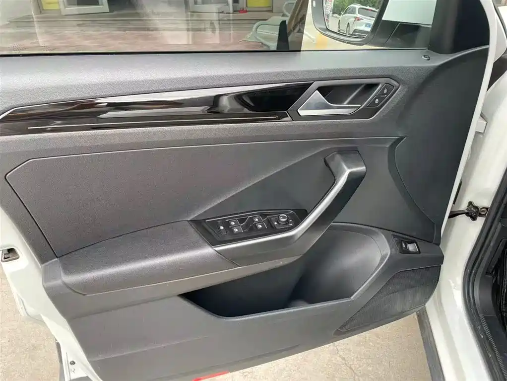 Volkswagen T-Roc 2022 — фото 2