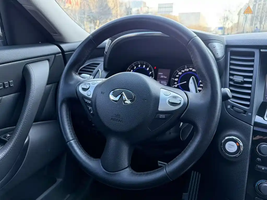 Infiniti QX70 2015 — фото 13
