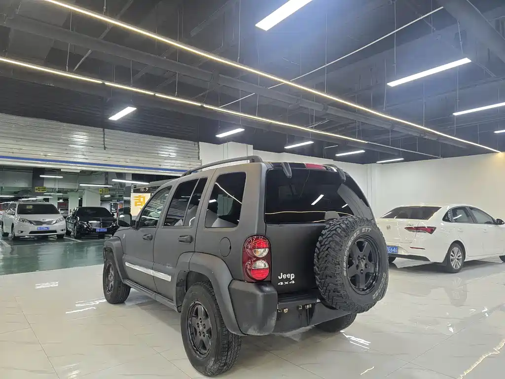 Jeep Liberty 2007 — фото 10