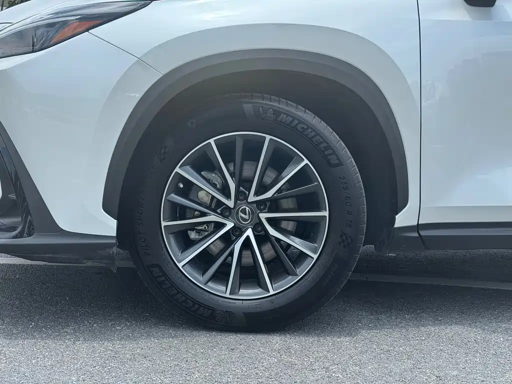 Lexus NX 2023 — фото 15